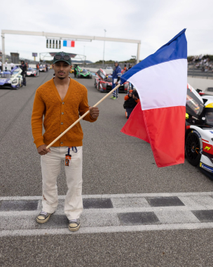 A special moment before the start 🇫🇷 Olympic bronze medalist @floriangrengbo had the honour of wavin