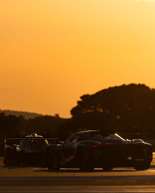 Sunset. Stripes. Le Castellet. 🌅 Your new Wednesday Wallpaper is here - download it now 👉 bit.ly/WW-